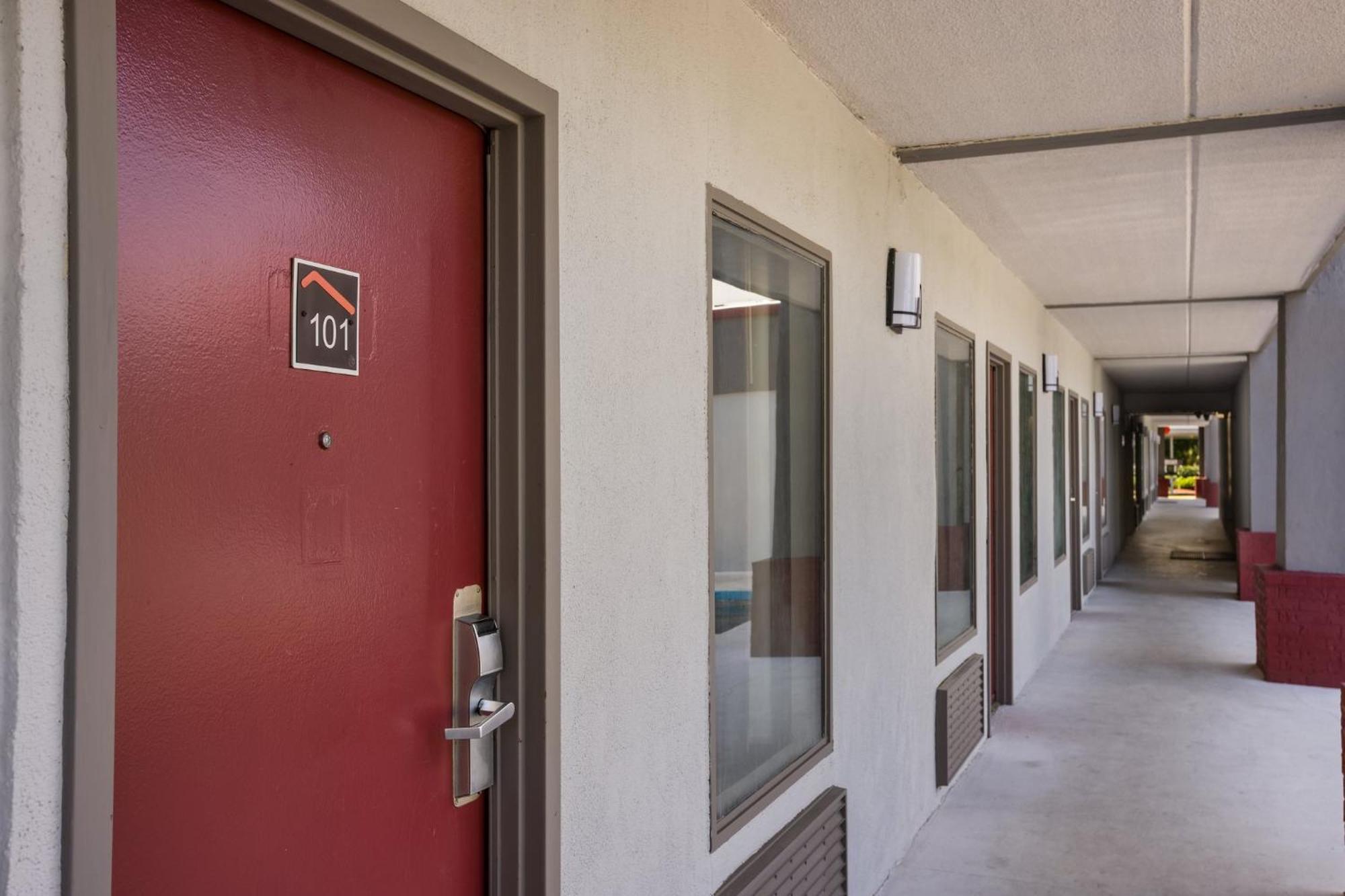 Red Roof Inn & Suites Statesboro - University Exterior photo